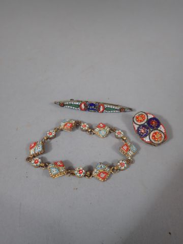 Ensemble en micro-mosaïque comprenant un...