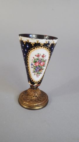 Petit vase cornet en cuivre émaillé bleu...