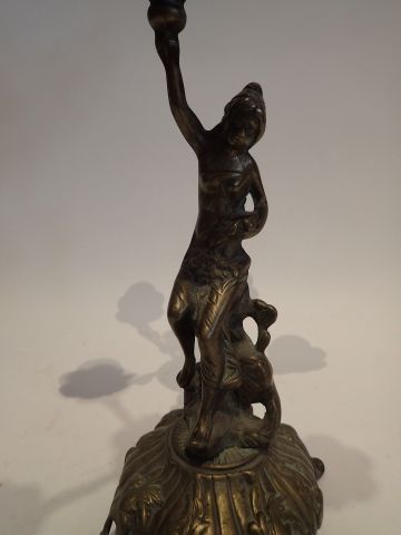 Candélabre en bronze à six lumières, le fût...