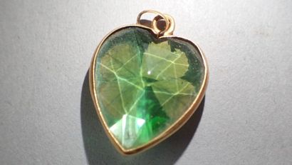 Petit pendentif cœur en verre facetté contenant...