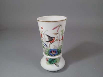 Vase en opaline blanche de forme tronconique...
