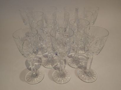 Ensemble de douze verres à vin blanc en cristal...