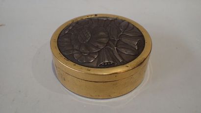 Une boite de laiton ronde (boutons divers...