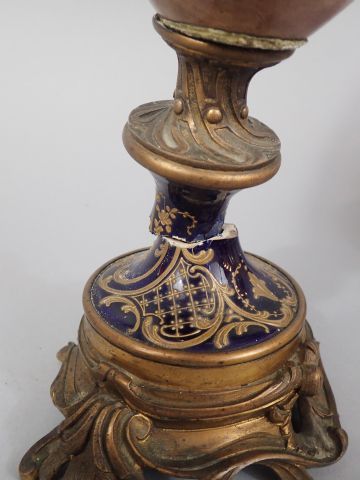 SEVRES, dans le goût de. Paire de vases couverts...