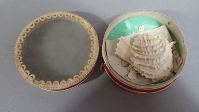 Ensemble comprenant : une paperolle (accidents,...