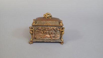 Petit coffret à bijoux en laiton gravé de...