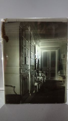 Huit plaques de photos sur verre d'un intérieur...