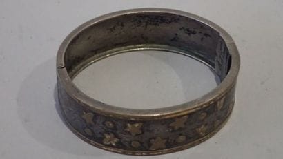 Petit porte monnaie en métal ciselé et ajouré...