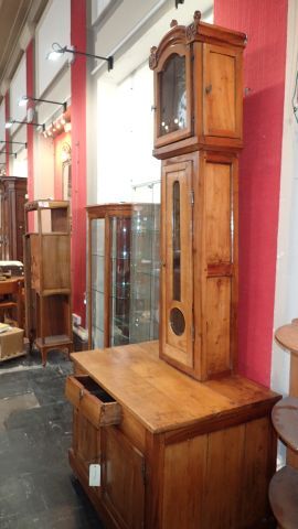 Buffet horloge en noyer. Buffet ouvrant par...