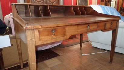 Bureau en noyer à gradin ouvrant à trois...