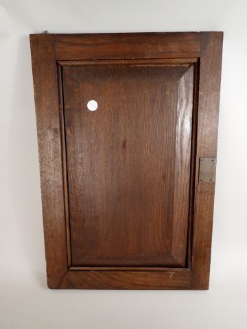 Porte de buffet en bois sculpté figurant...