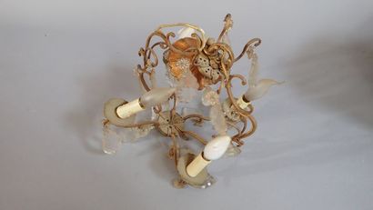Petit lustre à pendeloque en bronze doré...