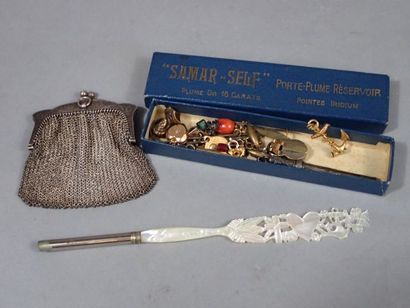 Lot de bijoux fantaisie et divers : porte-plume...