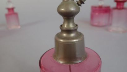 Garniture de toilette en verre teinté rose....
