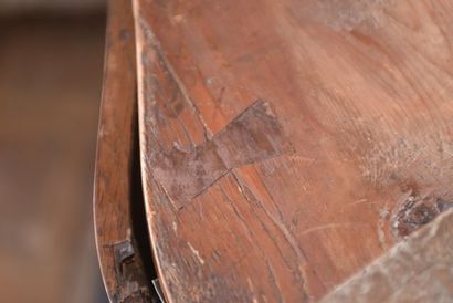 Commode en placage de noyer et de satiné...