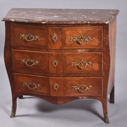 Commode en placage de noyer et de satiné...