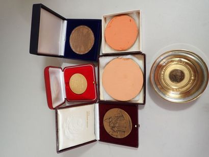 Réunion d’un vide-poche en laiton doublé...