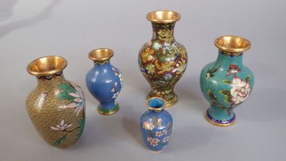 Cinq petits vases en cuivre cloisonné à décor...