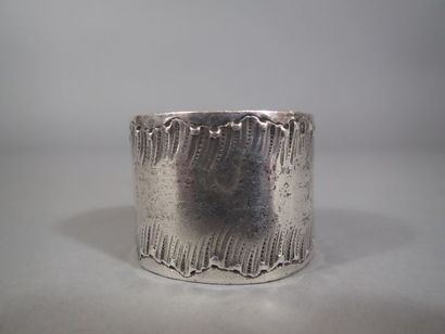 Rond de serviette en argent à décor feuillagé...