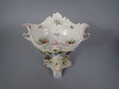 Deux groupes en porcelaine polychrome : 
