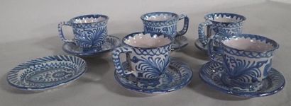 Service à café en faïence blanc bleu à décor...