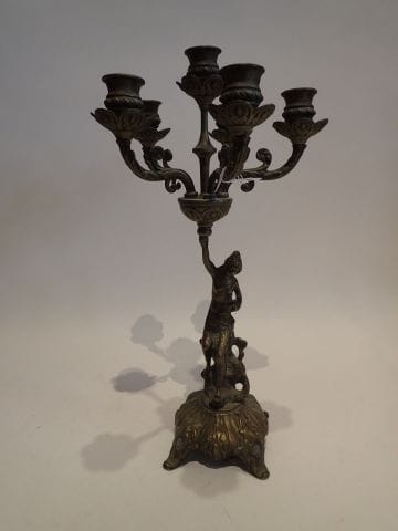 Candélabre en bronze à six lumières, le fût...