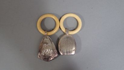 Deux hochets en argent et ivoirine. Poids...