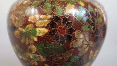 Deux vases et un boite couverte en cuivre...