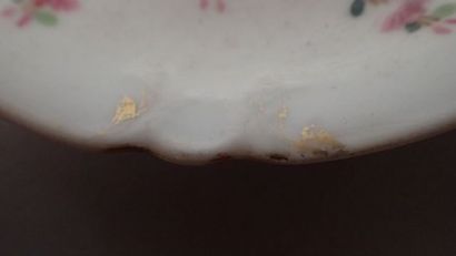 Quatre tasses avec sous-tasses et une bonbonnière...