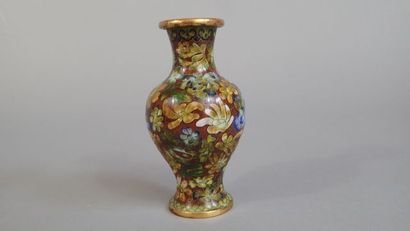 Cinq petits vases en cuivre cloisonné à décor...