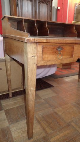 Bureau en noyer à gradin ouvrant à trois...