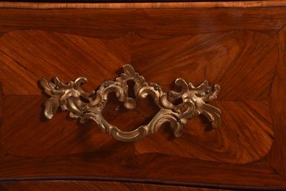 Commode en placage de noyer et de satiné...