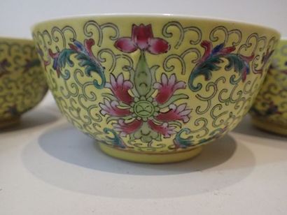 Service en porcelaine comprenant cinq bols...