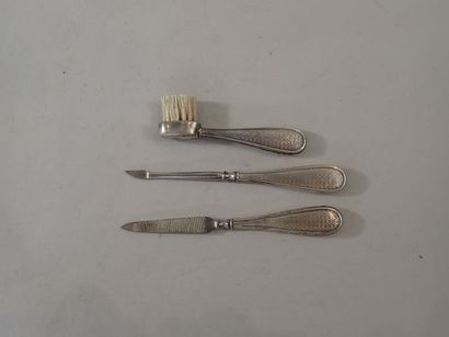 Partie de nécessaire à manucure en argent...