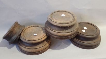 Quatre socles de sculpure en bois tourné....