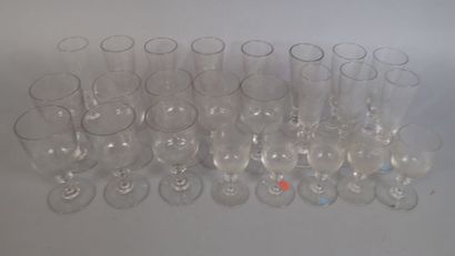 Partie de service de verres en cristal taillé...