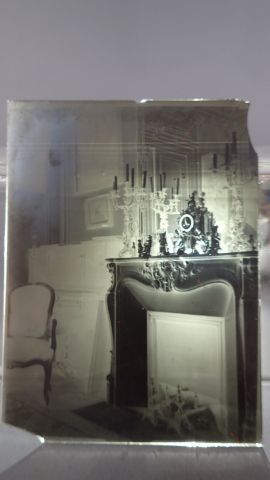 Huit plaques de photos sur verre d'un intérieur...