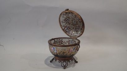 Bonbonnière couverte en verre émaillé à décor...