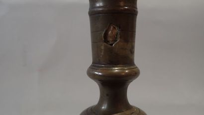 Bougeoir balustre en bronze base à pans....