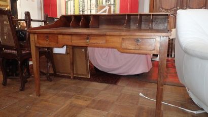 Bureau en noyer à gradin ouvrant à trois...