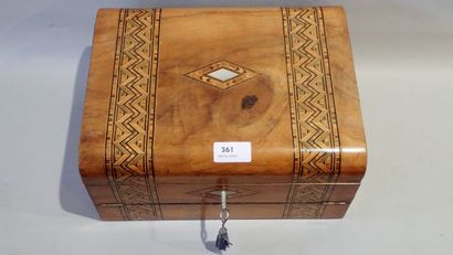 Coffret de toilette formant écritoire en...