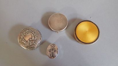 Ensemble de quatre boîtes à pilule en argent...
