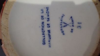 Porcelaine de Paris. Verseuse en porcelaine...