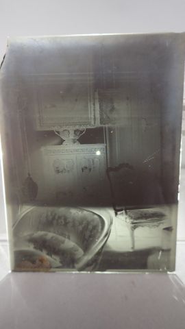 Huit plaques de photos sur verre d'un intérieur...