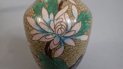 Cinq petits vases en cuivre cloisonné à décor...