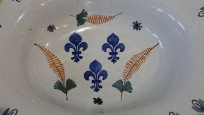 NEVERS. Plat à barbe en faïence à bord chantourné,...