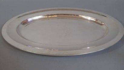 CHRISTOFLE. Grand plat ovale en métal argenté....
