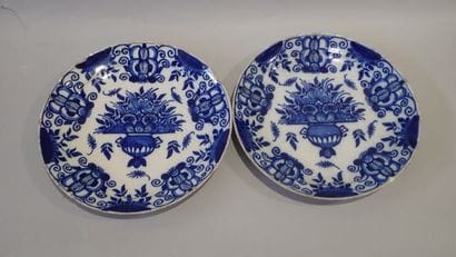 DELFT. Deux assiettes en faïence à décor...