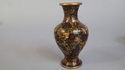 Deux vases et un boite couverte en cuivre...