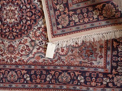Tapis de laine mécanique à motif floral stylisé.
Dim...